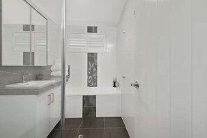 Hair dryer, towels, soap, shampoo - SeaBreeze On Todd - Absolute beachfront with private pool (Yeppoon)