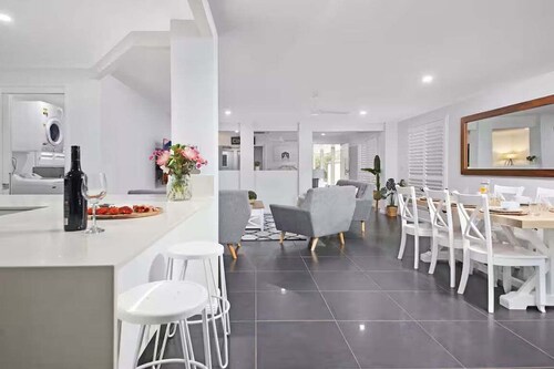 SeaBreeze On Todd - Absolute beachfront with private pool