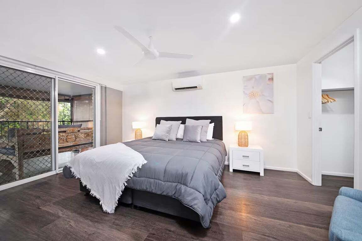 5 bedrooms, iron/ironing board, WiFi, bed sheets