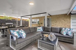 Terrace/patio - SeaBreeze On Todd - Absolute beachfront with private pool (Yeppoon)