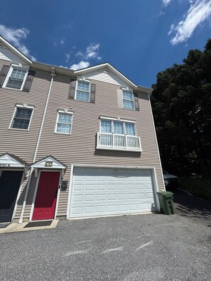 Exterior - Spacious Baltimore Charm- Perfect for Families and Large Groups (Baltimore)