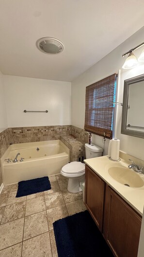 Bathroom - Spacious Baltimore Charm- Perfect for Families and Large Groups (Baltimore)