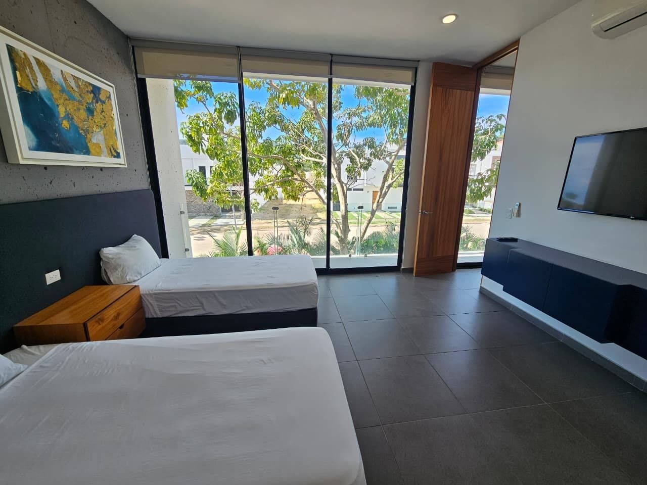 Desk, iron/ironing board, WiFi, bed sheets