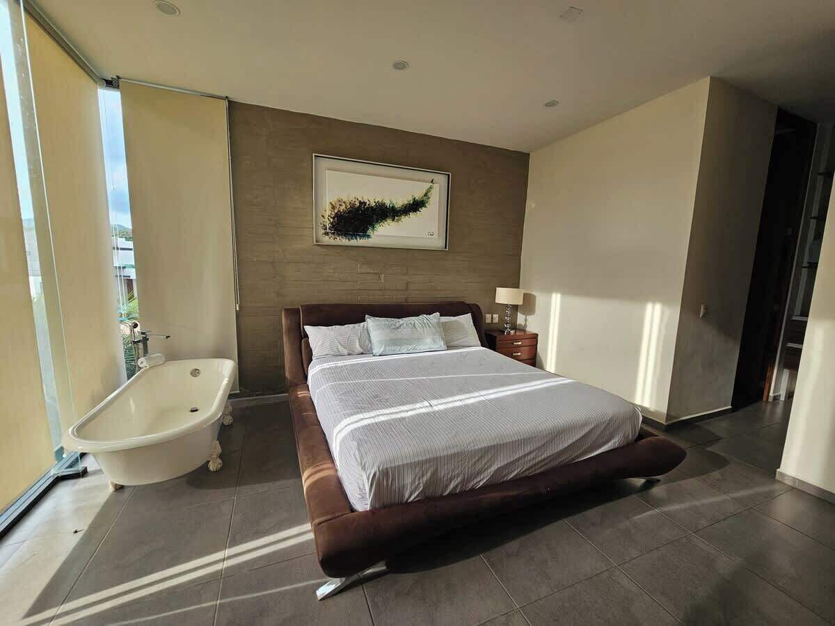 Desk, iron/ironing board, WiFi, bed sheets