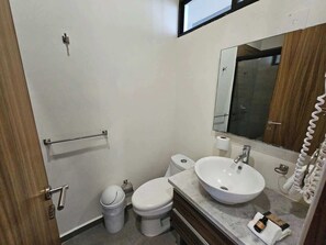 Shower, hair dryer, towels, shampoo - Beach Bliss Stunning Apartment with Private Pool (Cruz de Huanacaxtle)