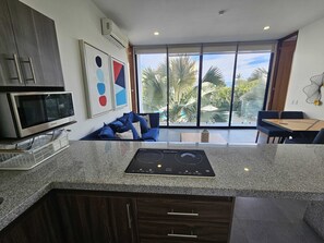 Frigorífico, microondas, placa de cocina y cafetera o tetera