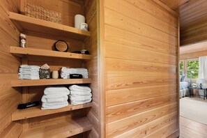 Iron/ironing board, WiFi, bed sheets - Mountain Escape with Hot Tub & Firepit minutes from Blue Ridge & Ellijay (Cherry Log)