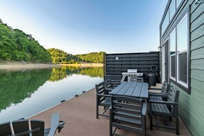 Outdoor dining - Lily Pad - Lake Cumberland (Russell Springs)