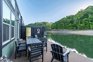 Outdoor dining - Lily Pad - Lake Cumberland (Russell Springs)