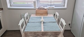 Dining - Modern New Family 2BR • Self Check-in • 15 Min Prague Old Town (Hlavní město Praha)