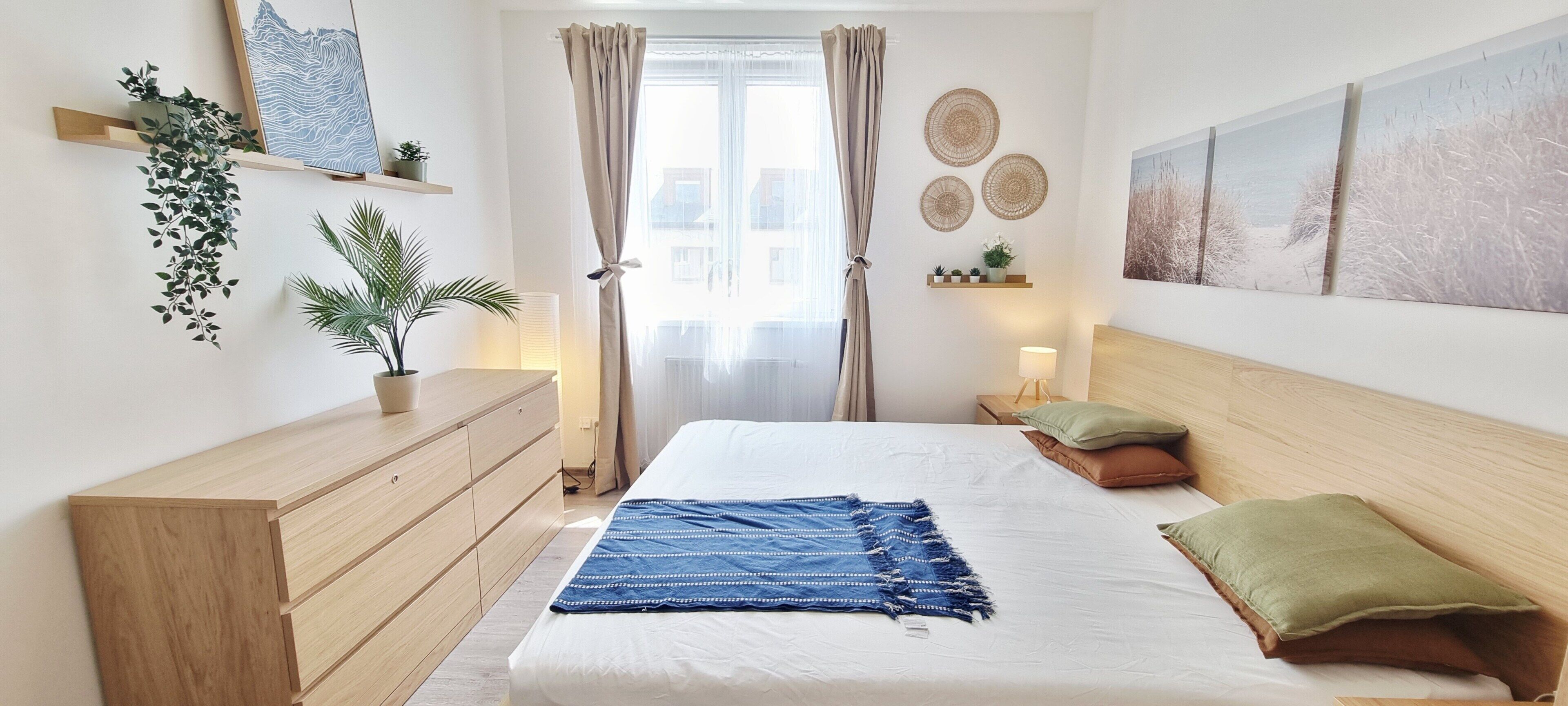 2 quartos, ferros/tábuas de passar roupa, berço de viagem