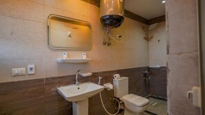 Deluxe Double Room, Non Smoking | Bathroom | Separate bathtub and shower, free toiletries, hair dryer, slippers - la vista pyramids view inn (Giza Governorate)