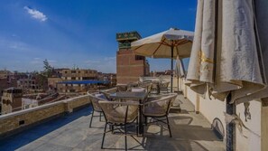 Outdoor dining - la vista pyramids view inn (Giza Governorate)