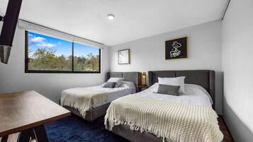 Desk, iron/ironing board, WiFi, bed sheets