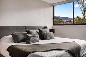 Escritorio, tabla de planchar con plancha, wifi y ropa de cama 