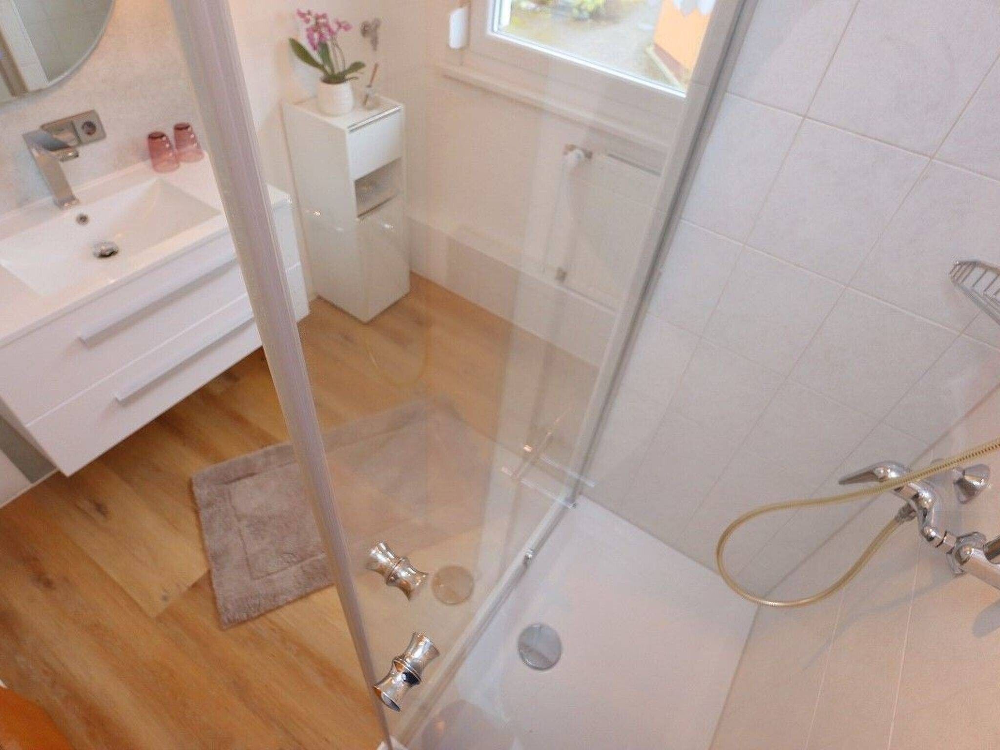 Een douche, een haardroger, handdoeken