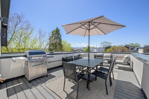 Outdoor dining - Mile High Hideaway - Rooftop Mtn Views + Game Room (Denver)