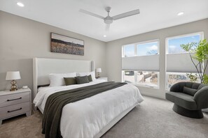 Room - Mile High Hideaway - Rooftop Mtn Views + Game Room (Denver)
