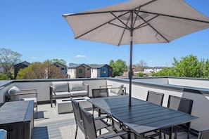 Outdoor dining - Mile High Hideaway - Rooftop Mtn Views + Game Room (Denver)