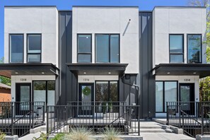 Exterior - Mile High Hideaway - Rooftop Mtn Views + Game Room (Denver)