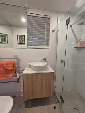 Dusche, Haartrockner, Handtücher, Seife