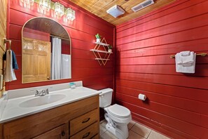 Shower, jetted bath, hair dryer, towels - Velvet Blue Vista (Pigeon Forge)