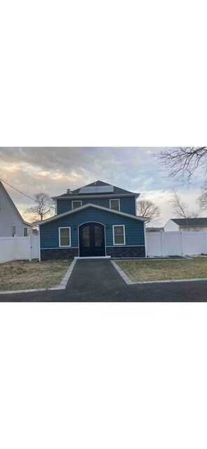 Exterior - New Beautiful 3-bedroom vacation home with AC & Extra space in Mastic NY (Mastic)