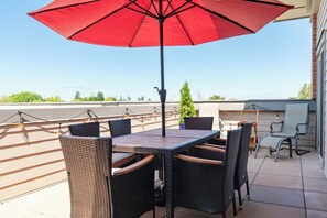 Outdoor dining - Chic King Bed • Huge Patio • 95 Walk Score! (Seattle)