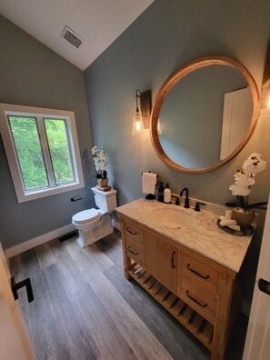 Een douche, een haardroger, een bidet, handdoeken