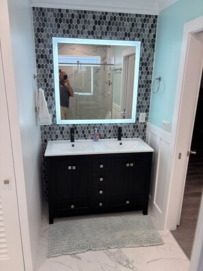 Dusche, Haartrockner, Bidet, Handtücher