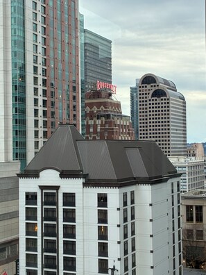 Un hôtel au style architectural classique, reconnaissable à son imposante enseigne « ROOSEVELT », entouré de gratte-ciel modernes.