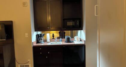 3.1 mi. to Lumen Field, World Cup; 1-bedroom hotel suites, sleeps 4 in Seattle