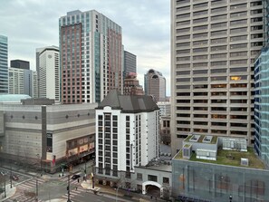 Exterior - 3.1 mi. to Lumen Field, World Cup;  1-bedroom hotel suites, sleeps 4 in Seattle (Seattle)
