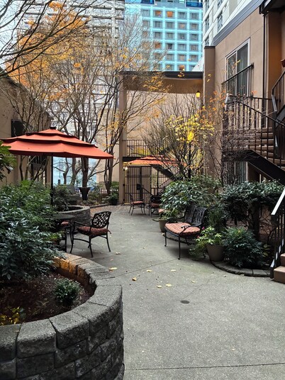3.1 mi. to Lumen Field, World Cup; 1-bedroom hotel suites, sleeps 4 in Seattle