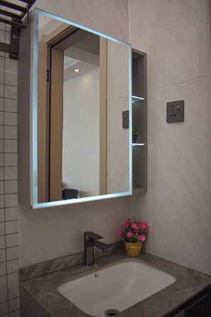 Shower, towels, soap, toilet paper - Charming 1-bedroom apartment in Kilimani, Nairobi near Yaya (Nairobi)