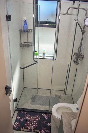Shower, towels, soap, toilet paper - Charming 1-bedroom apartment in Kilimani, Nairobi near Yaya (Nairobi)