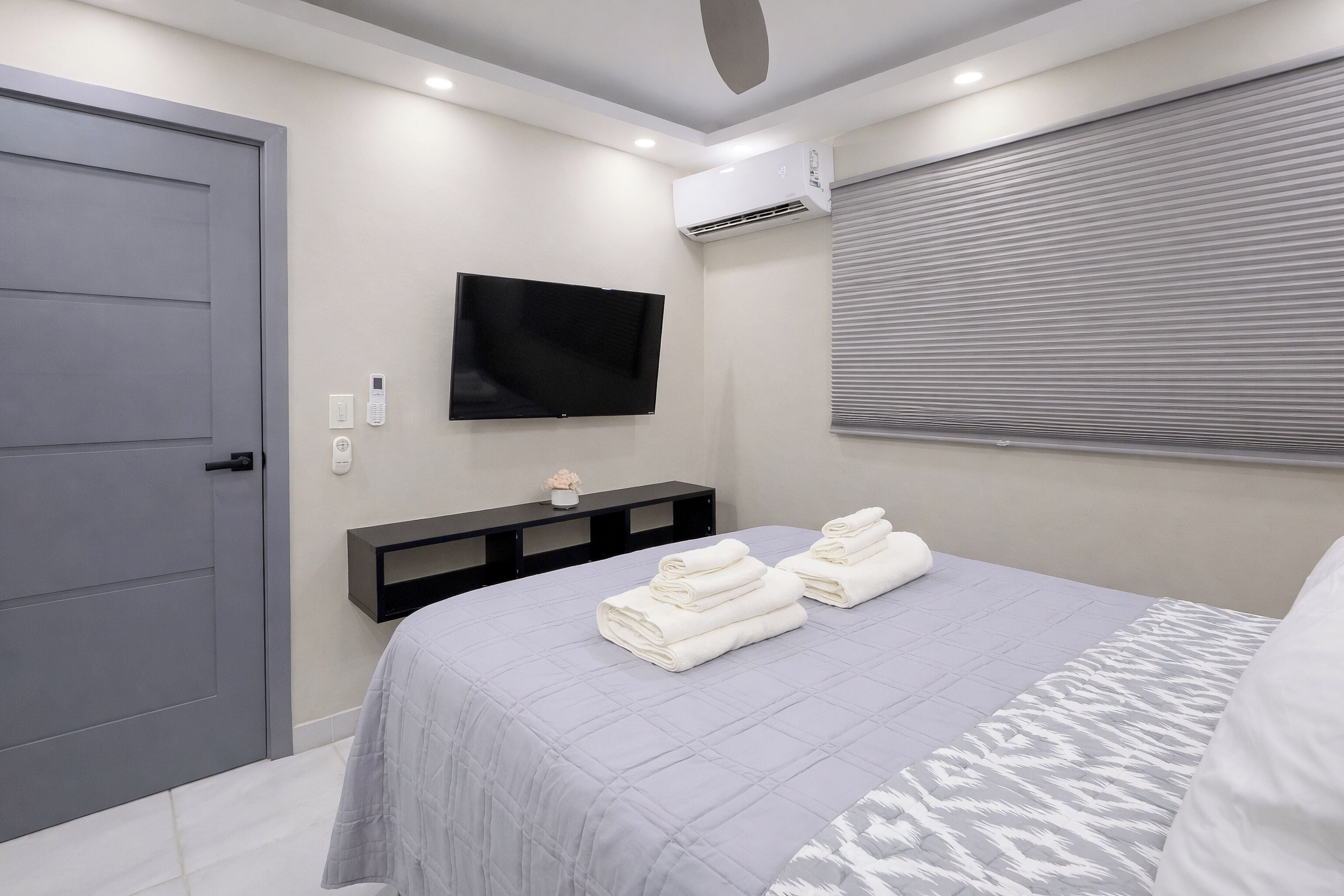 Caja de seguridad en la habitación y escritorio 