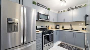 Fridge, microwave, oven, coffee/tea maker