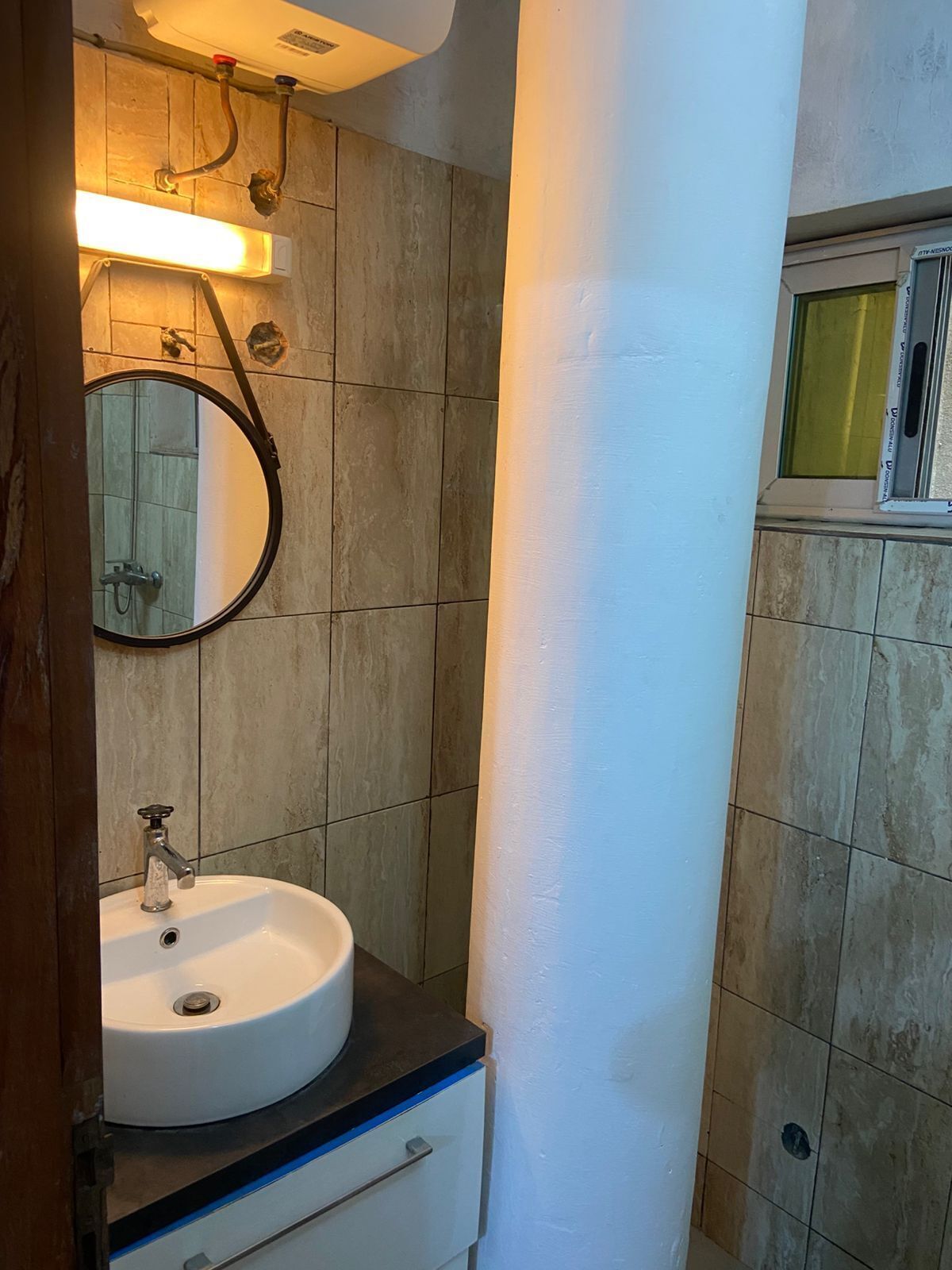 Een douche, handdoeken, zeep, toiletpapier