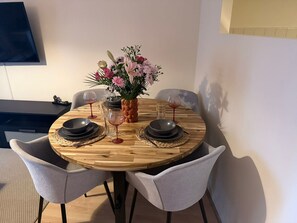 Dining - City Center Gem Steps from Albert Clock &Cathedral (Belfast)