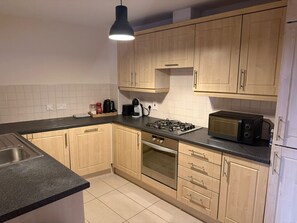 Private kitchen - City Center Gem Steps from Albert Clock &Cathedral (Belfast)