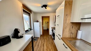 Wasserkocher mit Kaffee-/Teezubehör, Kühlschrank, Ofen, Herdplatte