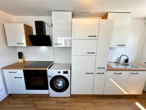 Fridge, oven, stovetop, dishwasher - Apartment Lake34 - Top location & close to the lake (Friedrichshafen)