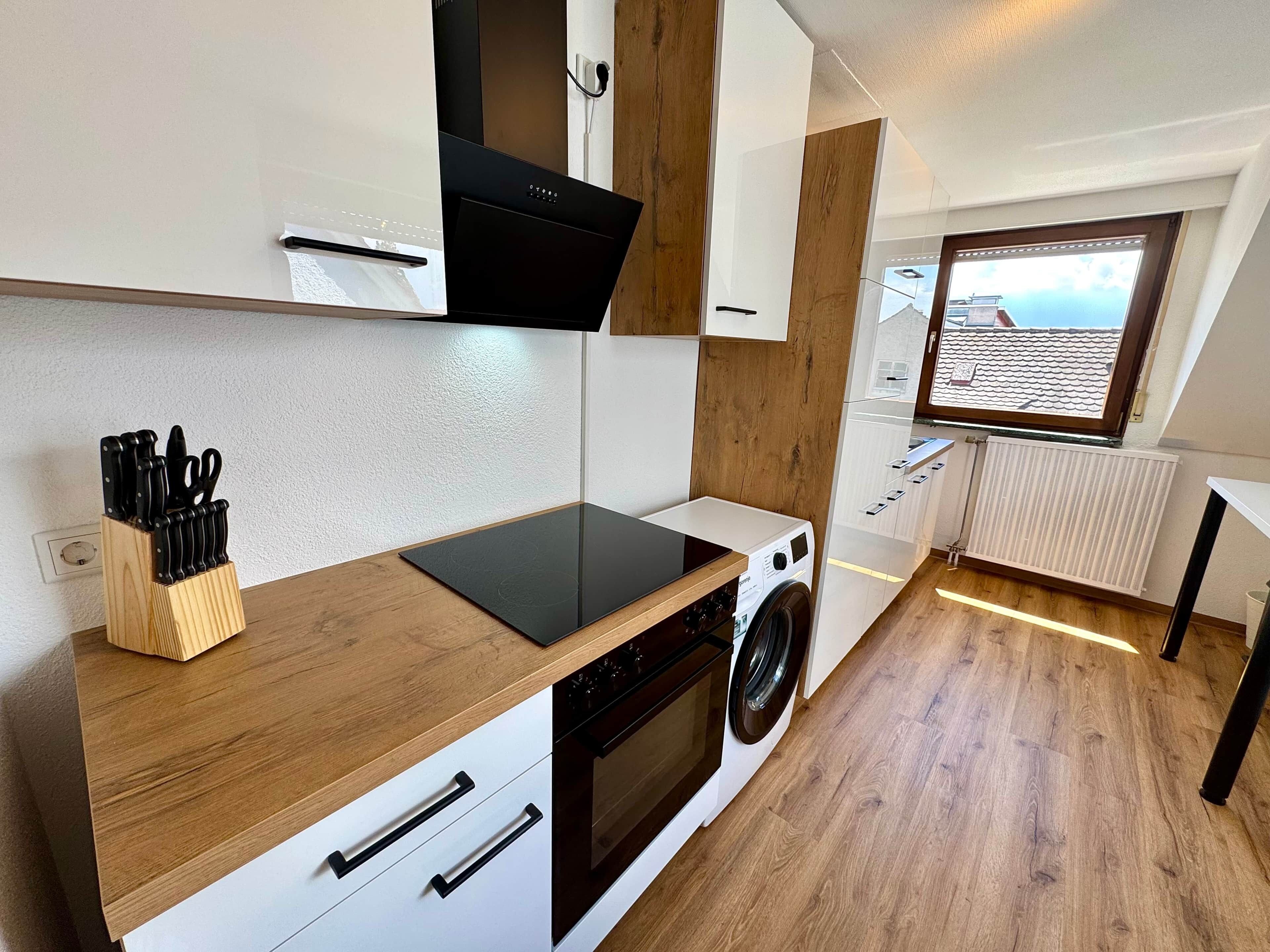 Wasserkocher mit Kaffee-/Teezubehör, Kühlschrank, Ofen, Herdplatte