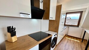 Wasserkocher mit Kaffee-/Teezubehör, Kühlschrank, Ofen, Herdplatte