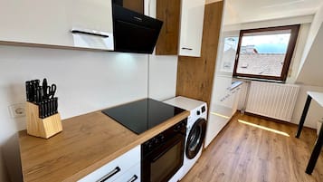 Wasserkocher mit Kaffee-/Teezubehör, Kühlschrank, Ofen, Herdplatte