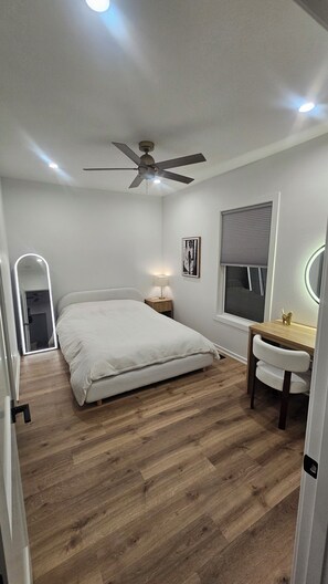 Tabla de planchar con plancha, wifi y ropa de cama 