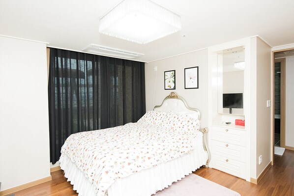 4 bedrooms, iron/ironing board, free WiFi, bed sheets