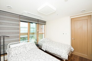 4 bedrooms, iron/ironing board, free WiFi, bed sheets