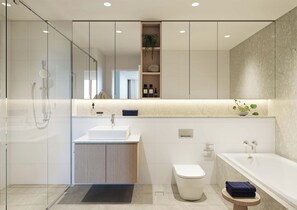 Deluxe-Apartment, Balkon, Meerblick | Badezimmer | Kostenlose Toilettenartikel, Haartrockner, Handtücher
